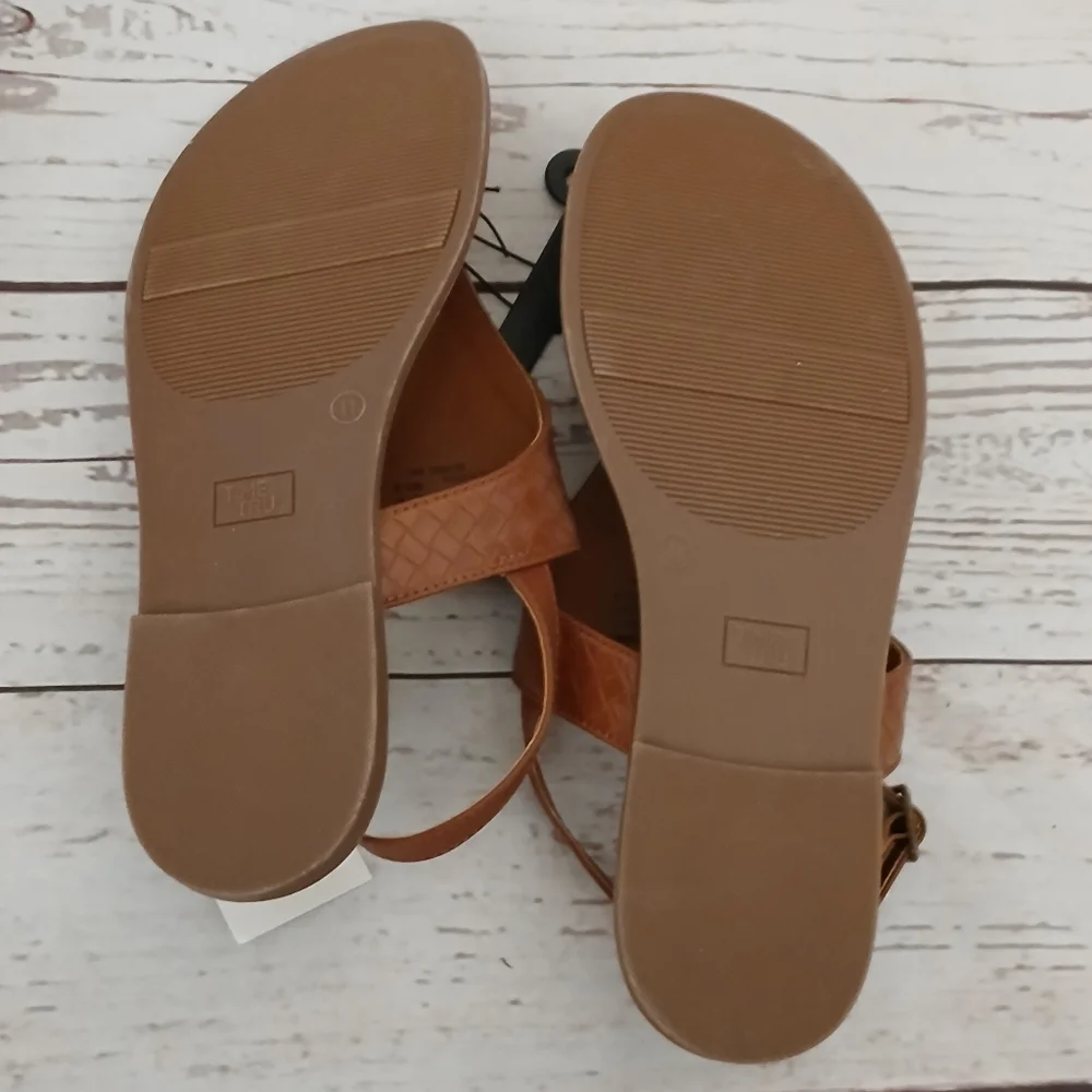 Time and Tru women's vinyl core thong hood sandals Cognac size 11